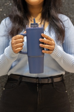 Logotrade Geschäftsgeschenke das Foto: Tana Becher aus RCS recyceltem Kunststoff mit Griff 900ml