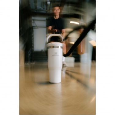 Logo trade firmakingituse pilt: Stanley 890 ml IceFlow™ kõrrega termoskruus