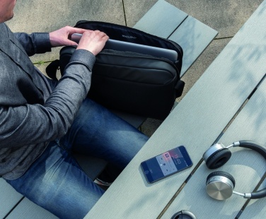 Logotrade meene foto: Madridi RFID USB 15,6" sülearvutikott PVC-vaba