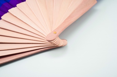 Logotrade meened pilt: Vikerkaarekujuline puidust käsiventilaator