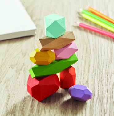 Logo trade firmakingi pilt: 8 virnastatavat puitkivi kotis