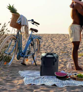 Logotrade reklaamkingituse foto: COLDI külmakott-seljakott 600D RPET-ist