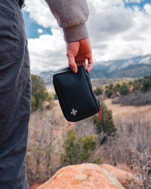 Logo trade liikelahjat tuotekuva: Ensiapusetti RCS nubuck PU-materiaalista