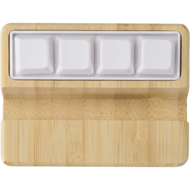 Logotrade mainoslahja ja liikelahja kuva: Algol kierrätetystä muovista valmistettu puhelinjalusta ja hypistelylelu bambuyksityiskohdilla