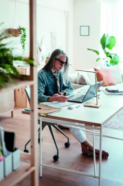 Logotrade reklaminiai produktai nuotrauka: Stalinis šviestuvas ir pakrovėjas 10W