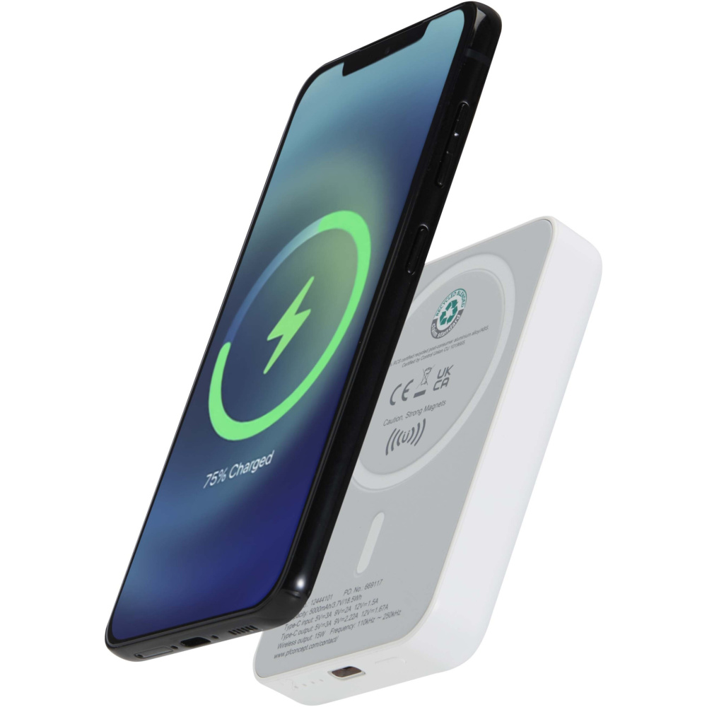 Logotrade ziemassvētku dāvanas foto: Acrab 5000 mAh 15 W magnētiskā bezvadu pārnēsājamā uzlādes ierīce ar 20 W strāvas padevi - izgatavota no pārstrādātas plastmasas