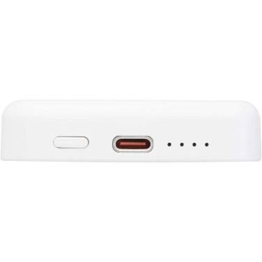 Logotrade Ideja dāvanas foto: Acrab 5000 mAh 15 W magnētiskā bezvadu pārnēsājamā uzlādes ierīce ar 20 W strāvas padevi - izgatavota no pārstrādātas plastmasas