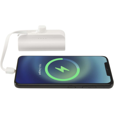 Logotrade korporatīvās dāvanas foto: Alnair 5000 mAh 10W pārstrādātas plastmasas C tipa pārnēsājamais akumulators ar iebūvētu atlokāmu statīvu un 2-in-1 kabeli