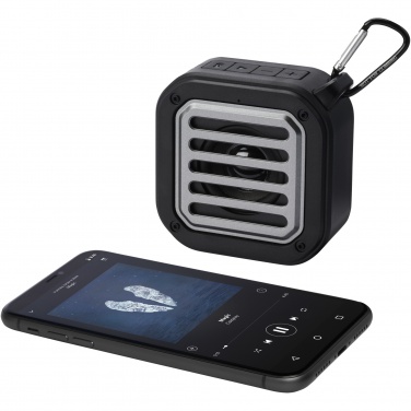 Logotrade profilprodukter bild: Solo soldriven Bluetooth®-högtalare med karbinhake på 3 W av IPX5 RCS-återvunnen plast 