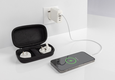 Logotrade presentreklam bild: TravelCharge Pro RCS rplastisk reseladdare med USB C
