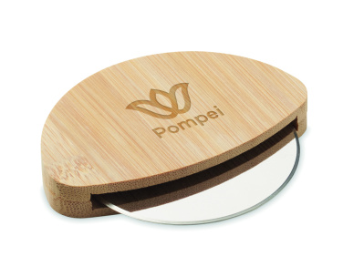 Logotrade profilreklam bild: Rund pizzaskärare av bambu