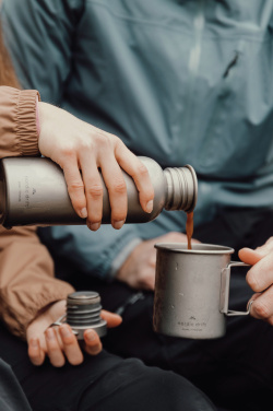 Logotrade kampanjprodukter bild: Nordic Trail ultralätt titaniummugg 450 ml